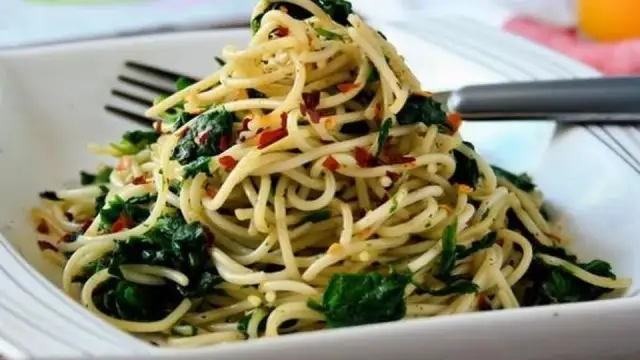 Spaghetti z fetą: Przepis, triki i warianty na kultowy obiad