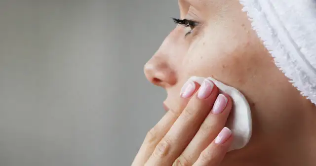 Jak pozbyć się pryszczy? Ekspert radzi: Apteka, dom, dieta, pielęgnacja