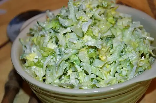 Szybka i prosta surówka z lodowej sałaty - jak zrobić idealną sałatkę