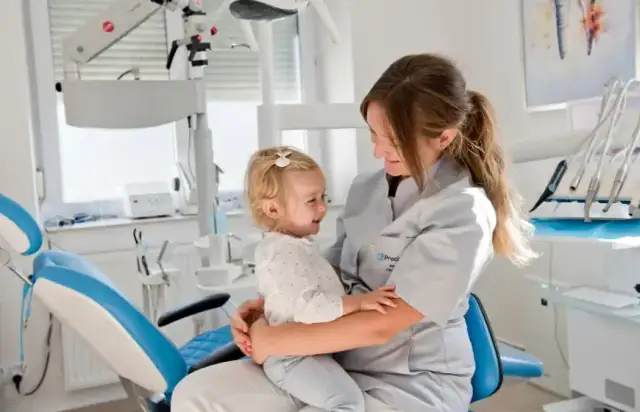 Kiedy z dzieckiem do dentysty? Klucz do zdrowego uśmiechu bez stresu