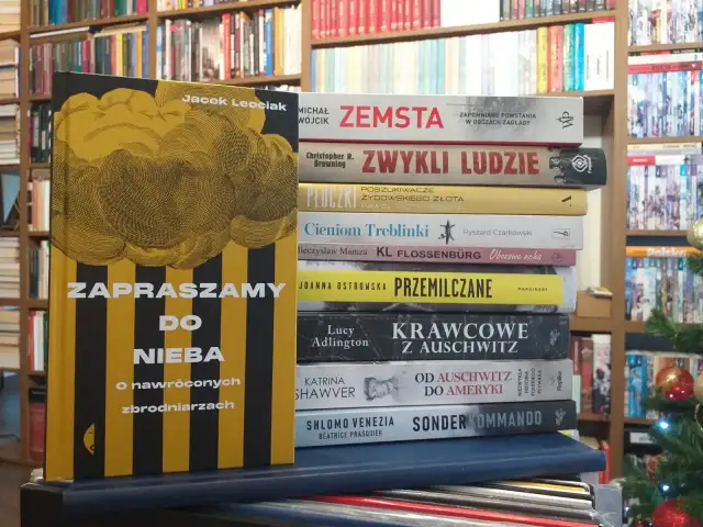 Książka "Zapraszamy do nieba" o nawróconych zbrodniarzach obok innych tytułów o obozach koncentracyjnych.