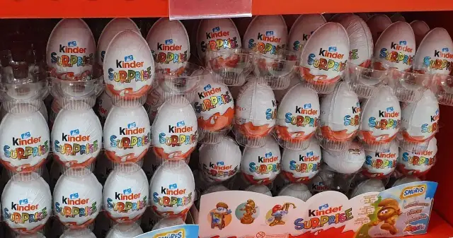 Cena Kinder Niespodzianki w Biedronce? Odkryj sekrety oszczędzania!