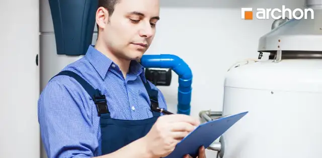 Kto wykonuje przegląd techniczny budynku i jakie ma uprawnienia?