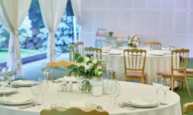 Jak udekorować namiot na komunię? Pomysły i triki DIY.