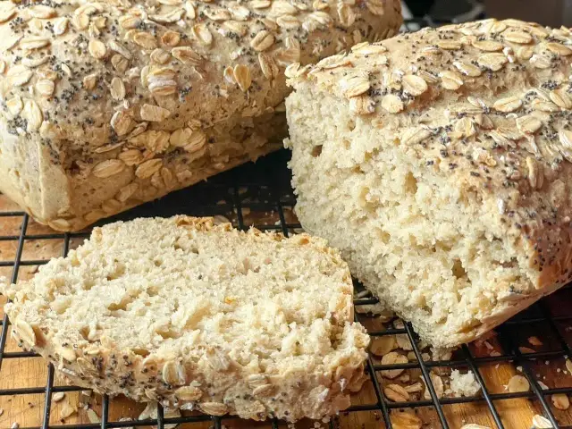 Pyszny przepis na chleb owsiany bezglutenowy. Chleb z płatkami owsianymi i makiem na kratce do studzenia.