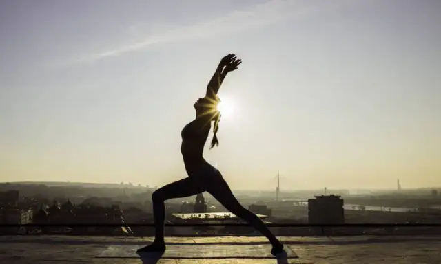 Vinyasa Flow joga: Co to jest? Korzyści i praktyczne wskazówki