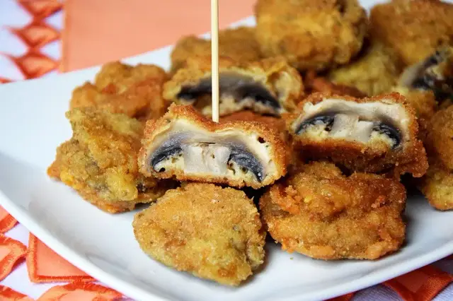 Pyszne pieczarki w cieście piwnym przepisy, które zaskoczą gości