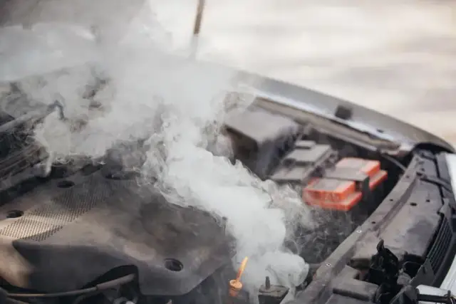 Objawy przegrzania silnika – jak je rozpoznać i uniknąć uszkodzeń