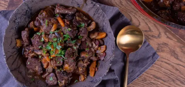 Prosta wołowina po burgundzku w garnku – idealny przepis na obiad