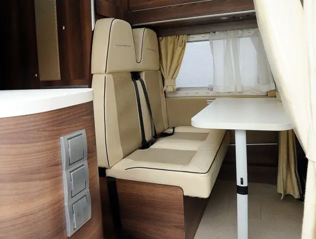 Spanie w kamperze podczas jazdy? Przepisy, kary i ryzyko.