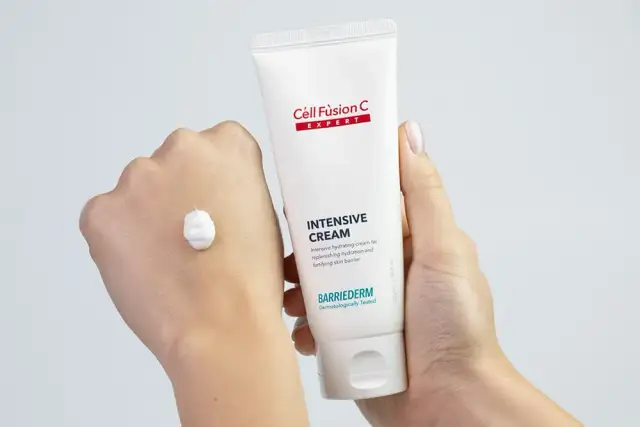 Kwas salicylowy: Zmywać czy zostawić? Ekspert radzi, jak używać