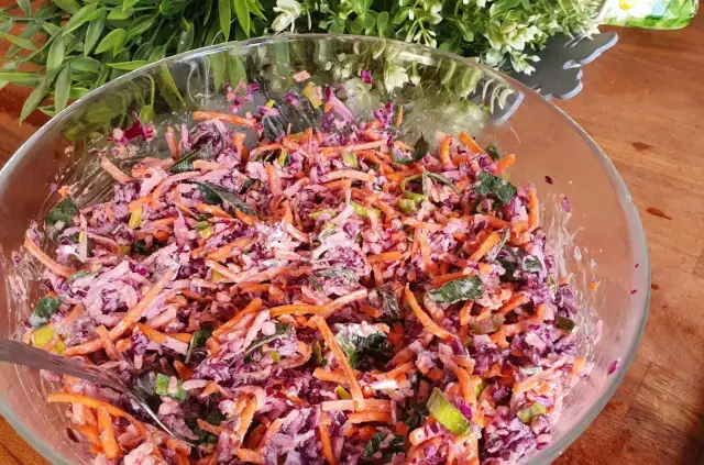 Surówka z białej kapusty jak nad morzem - prosty przepis na smak lata