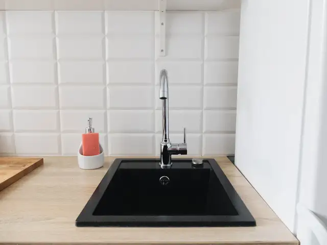 Zlew konglomeratowy: Jak czyścić, by lśnił latami?