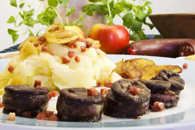 Co dodać do kaszanki, aby zaskoczyć smakiem i aromatem?