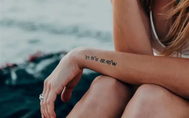 Symbolika tatuażu zegar: co mówi o Tobie Twój wzór?