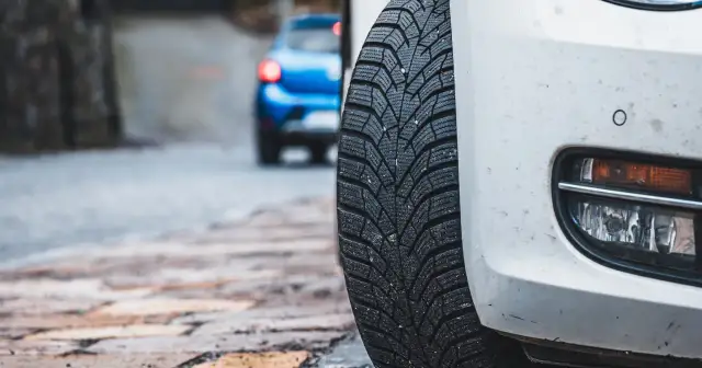Czy można jeździć na oponach zimowych latem? Poznaj ryzyka i konsekwencje