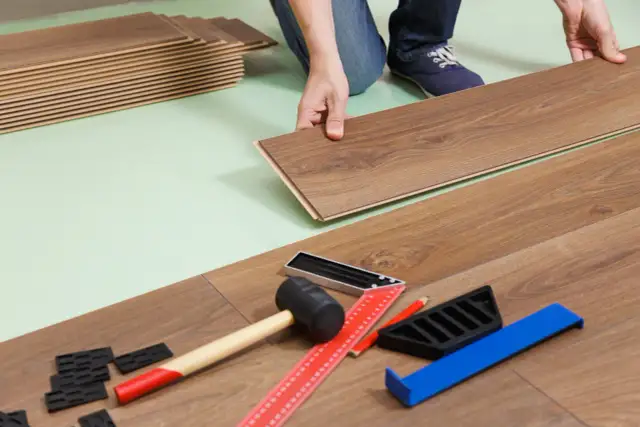 Ułóż panele jak pro: Poradnik DIY, uniknij 7 błędów!