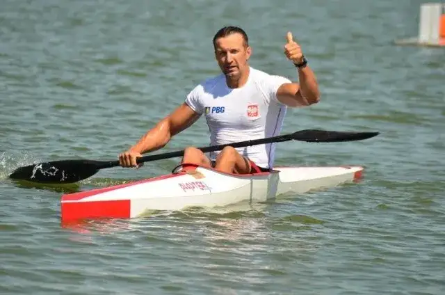 Kto pływał kajakiem z Markiem Twardowskim i jakie osiągnięcia zdobyli?