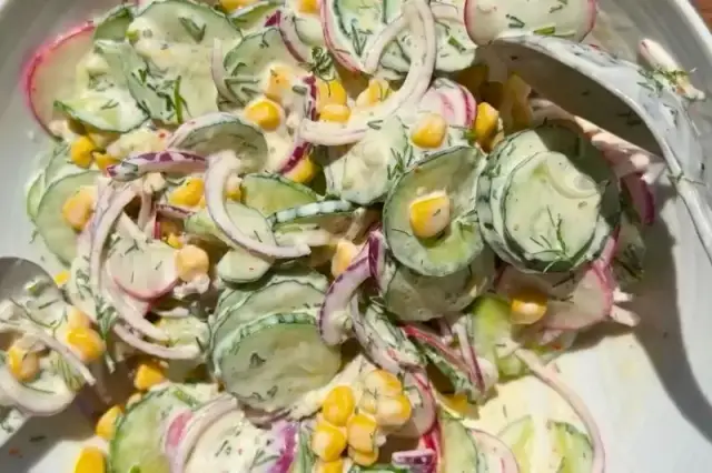 Sałatki do szaszłyków: Jak dobrać idealną? Przepisy na grilla