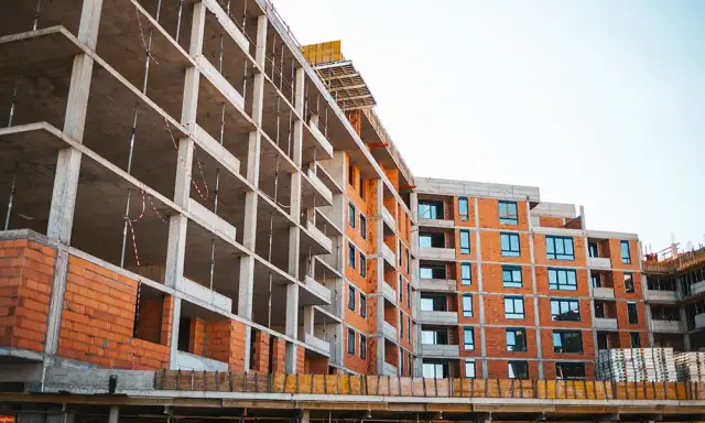 Jak bezpiecznie kupić mieszkanie od dewelopera? Sprawdź, co musisz wiedzieć