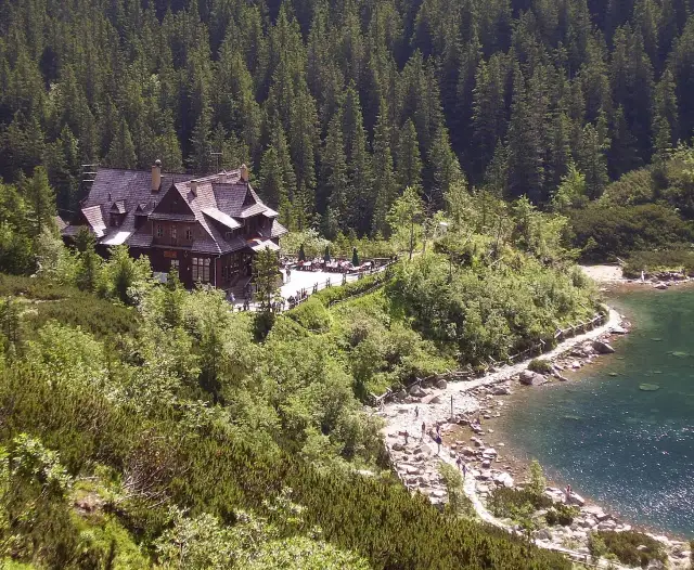 Ile kosztuje nocleg w schronisku? Ceny i porady na sezon