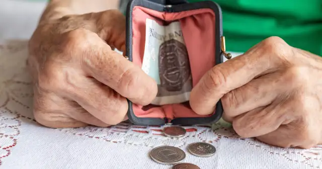 Czym się różni renta od emerytury? Kluczowe różnice i konsekwencje