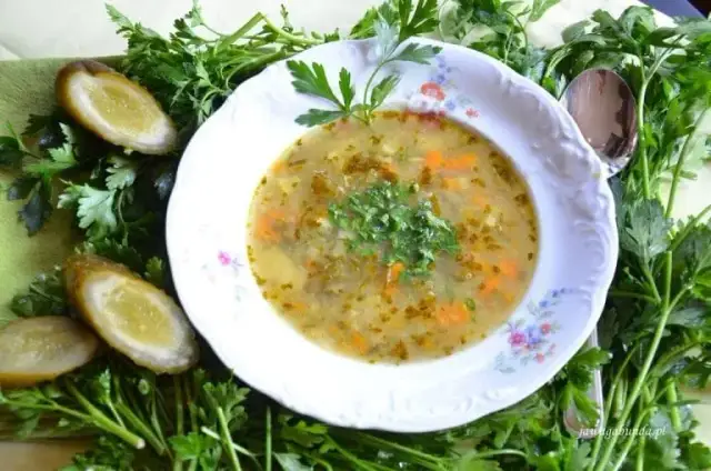 Zupa ogórkowa: zdrowa? Jak jeść ją bez wyrzutów sumienia!
