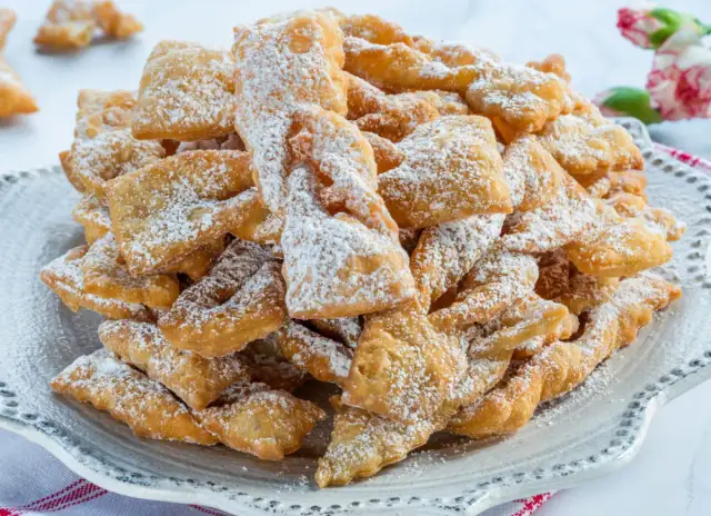 Jak zrobić chrupiące faworki? Cienkie ciasto bez rwania!