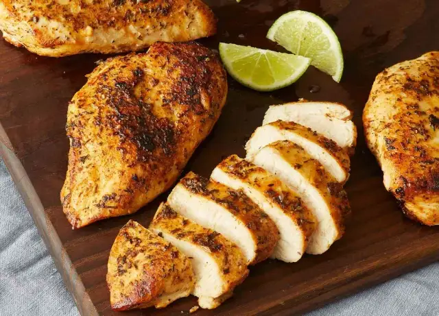 Jakie surówki najlepiej pasują do fileta z kurczaka? Sprawdź!