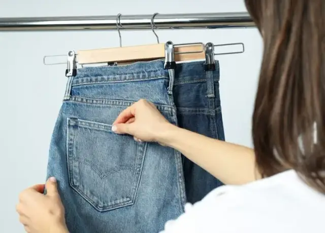 Jak wieszać spodnie na wieszaku, aby uniknąć zagnieceń i uszkodzeń