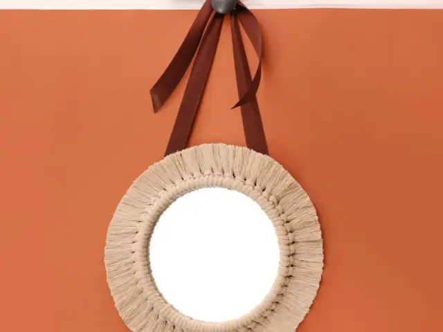 Jak ozdobić lustro sznurkiem jutowym? Stwórz ramę boho DIY!