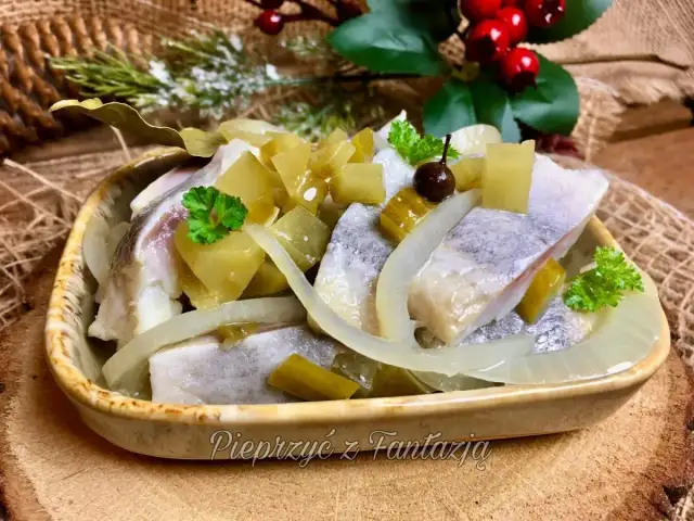 Jak zrobić dobre śledzie po wiejsku? Oto przepis na pyszne śledzie z cebulą, ogórkiem i jabłkiem.