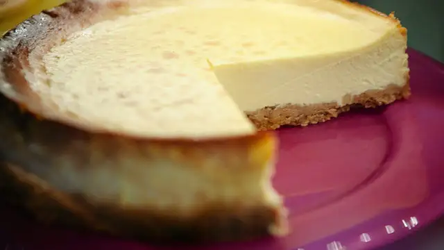 Sernik z wiaderka, który zawsze wychodzi – niezawodny przepis dla każdego