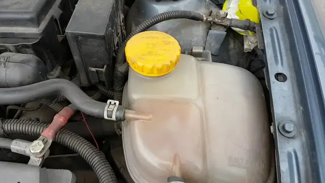 Ile wchodzi płynu do chłodnicy Astra H? Sprawdź, aby nie przepłacać