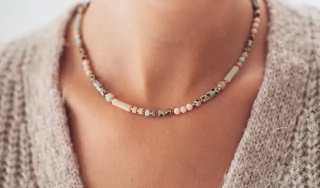 Biżuteria z cynku: Czernieje czy matowieje? Jak o nią dbać?