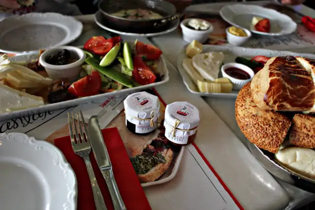 W jakim kraju beka się po jedzeniu? Zaskakujące tradycje kulinarne