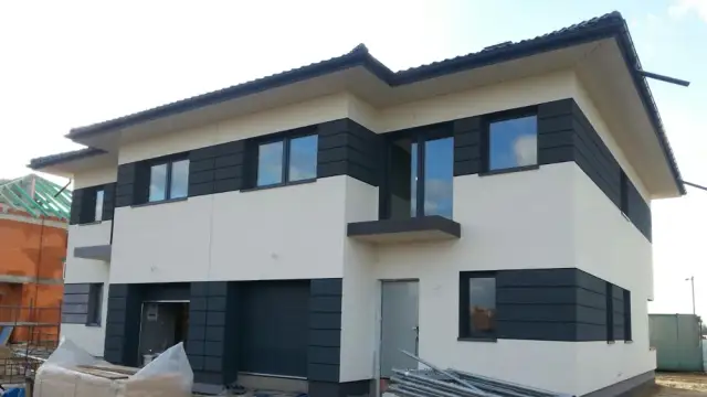 Wybierasz dachówkę antracytową? Zobacz jakie okna będą pasować najlepiej