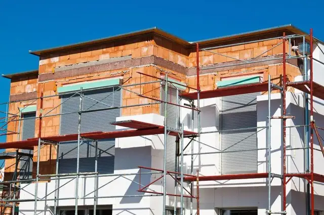 Czy gruntować elewacje przed zimą? Kluczowe informacje i porady