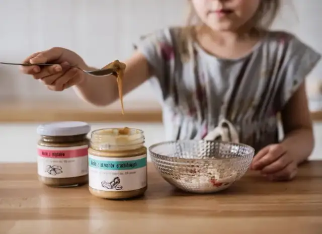 Jakie masło dla niemowlaka jest bezpieczne i najlepsze w diecie dziecka?