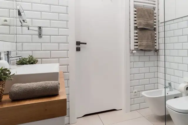 Czym wyłożyć ściany łazienki w kamperze, aby uniknąć problemów z wilgocią?