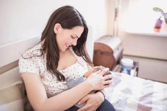 Jak prawidłowo przystawiać dziecko do piersi, aby uniknąć bólu?