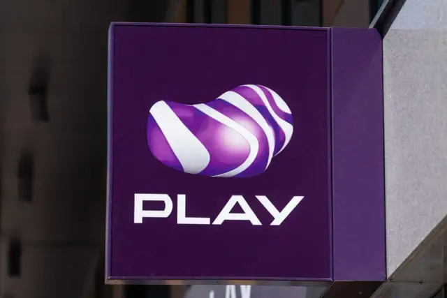 Logo sieci Play na fioletowym tle.