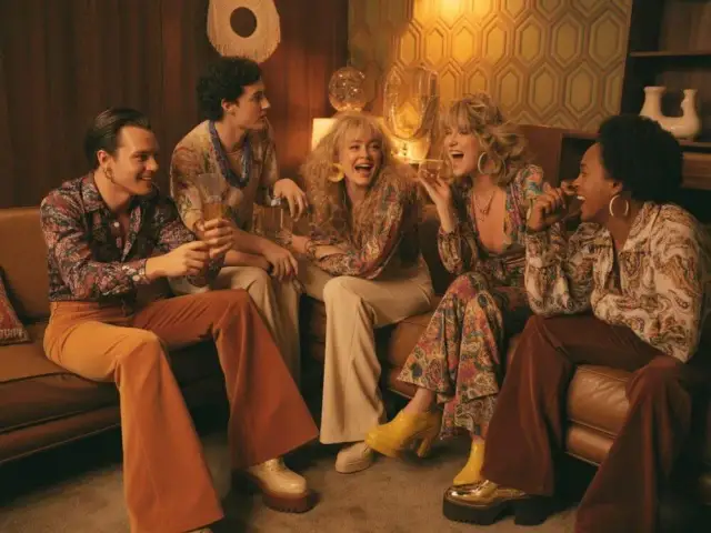 Impreza PRL: Stwórz autentyczny strój! Porady i perełki z epoki