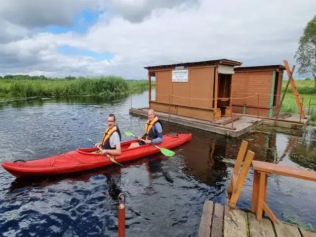 Spływy kajakowe Biebrzą: Przewodnik po trasach, kosztach i logistyce