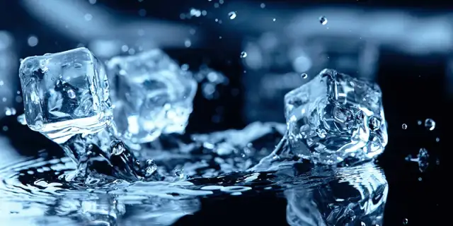 Jak zrobić lód do drinków, aby był idealny i przezroczysty