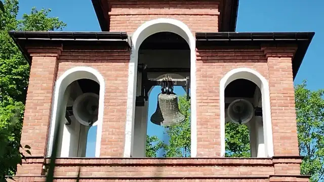 Kiedy biją dzwony w kościele? Odkryj tajemnice ich rytmu