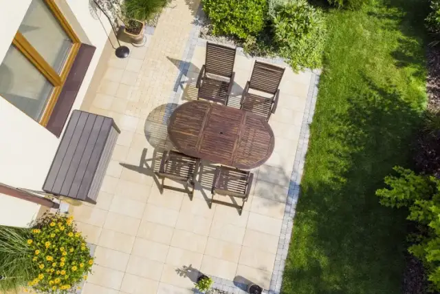 Klasa betonu na taras: uniknij błędów i wybierz idealny beton odporny na warunki