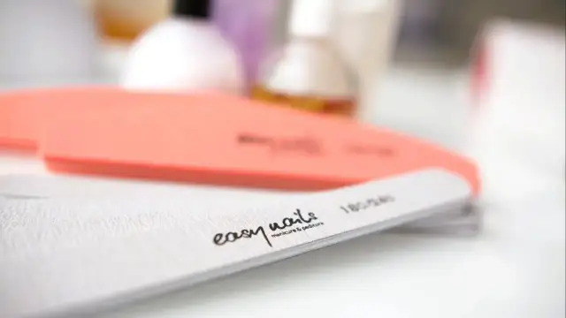 Pilniki do paznokci, jeden pomarańczowy, drugi biały z napisem "easy nails manicure & pedicure". Idealne do wykonania japońskiego pedicure.