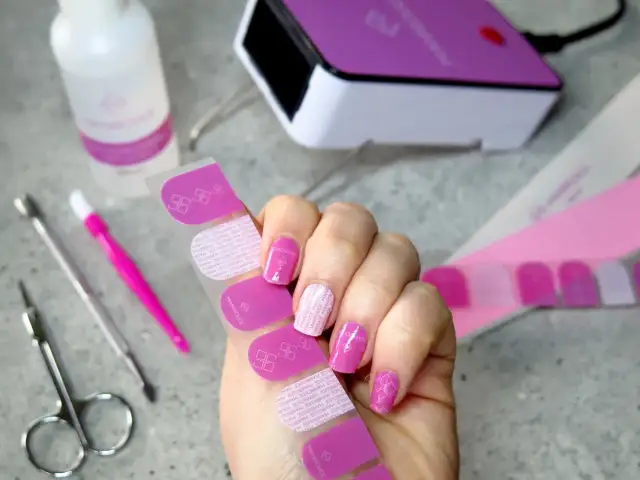 Czym zastąpić klej do paznokci? Skuteczne i bezpieczne alternatywy