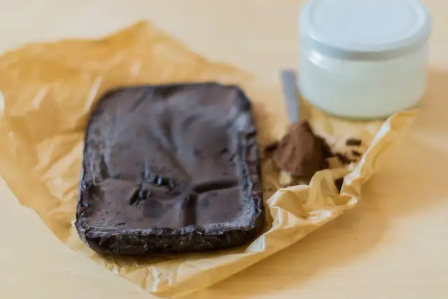 Domowa wegańska czekolada: Jak zrobić idealną? Przepis i sekrety